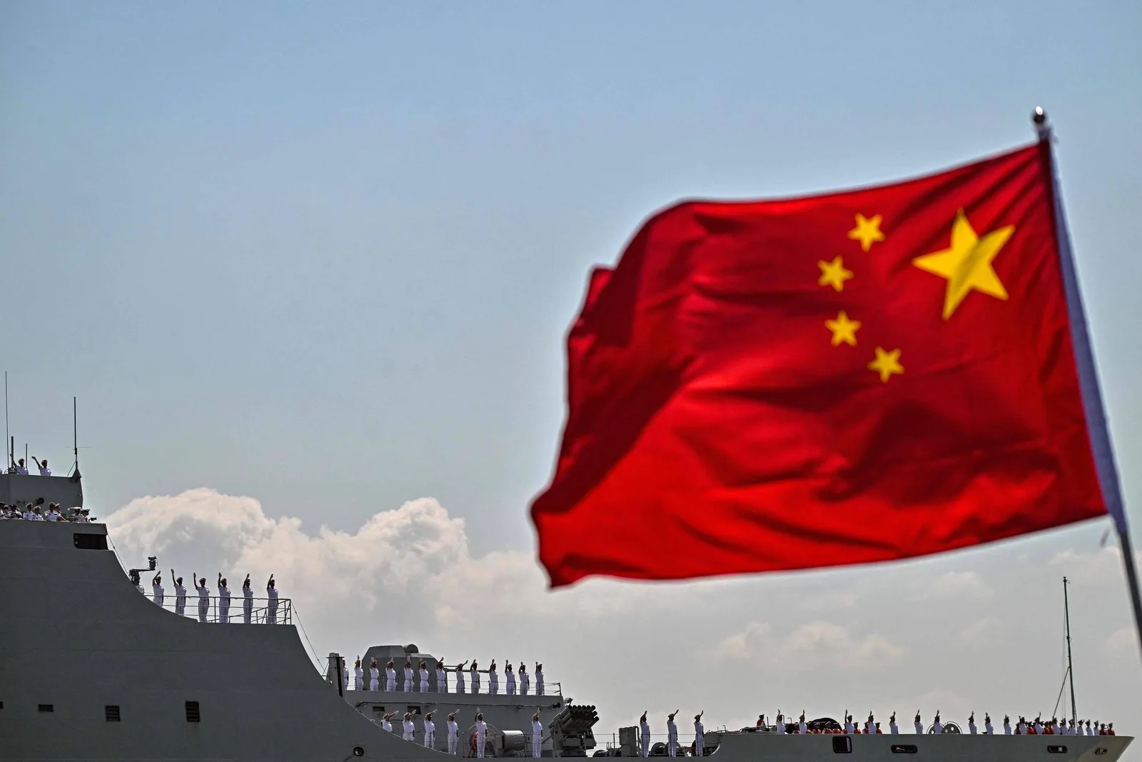 China formaliza restrições para viagens ao exterior e amplia alcance da fiscalização