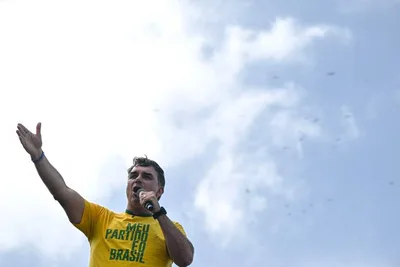 Flávio Bolsonaro acusa Dino de interferir nas eleições ao autorizar operação sobre filme