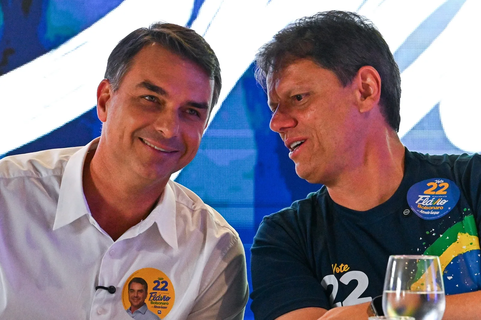 Flávio Bolsonaro cobra prefeitos e critica canal suspenso pela Justiça Eleitoral