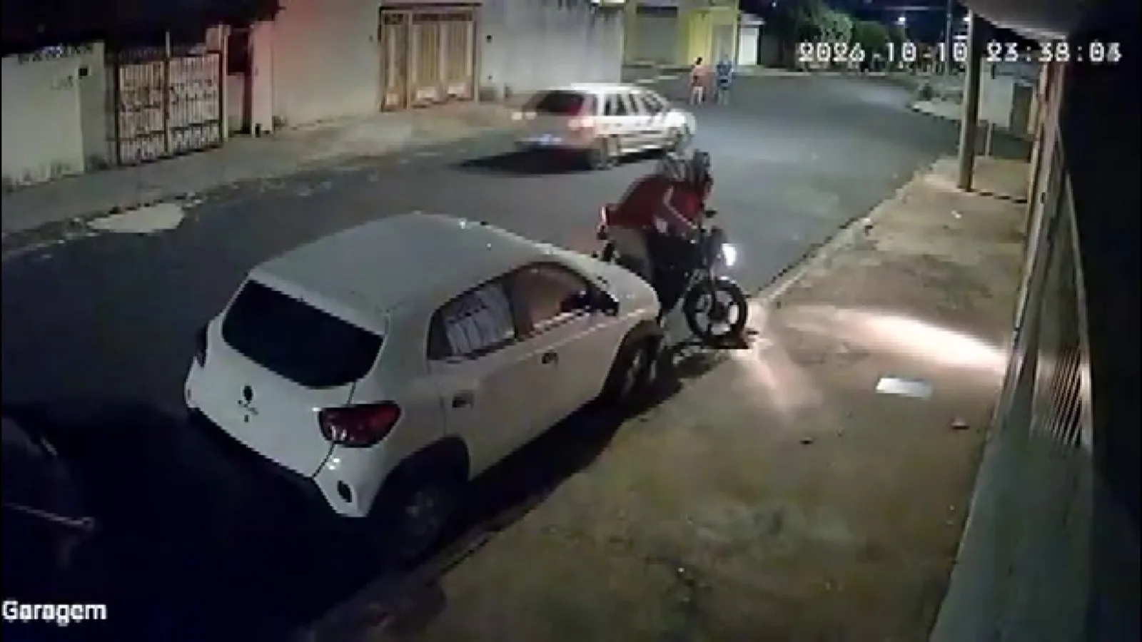 Batida em rua de Ribeirão Preto deixa carro destruído e motociclista sem identificação