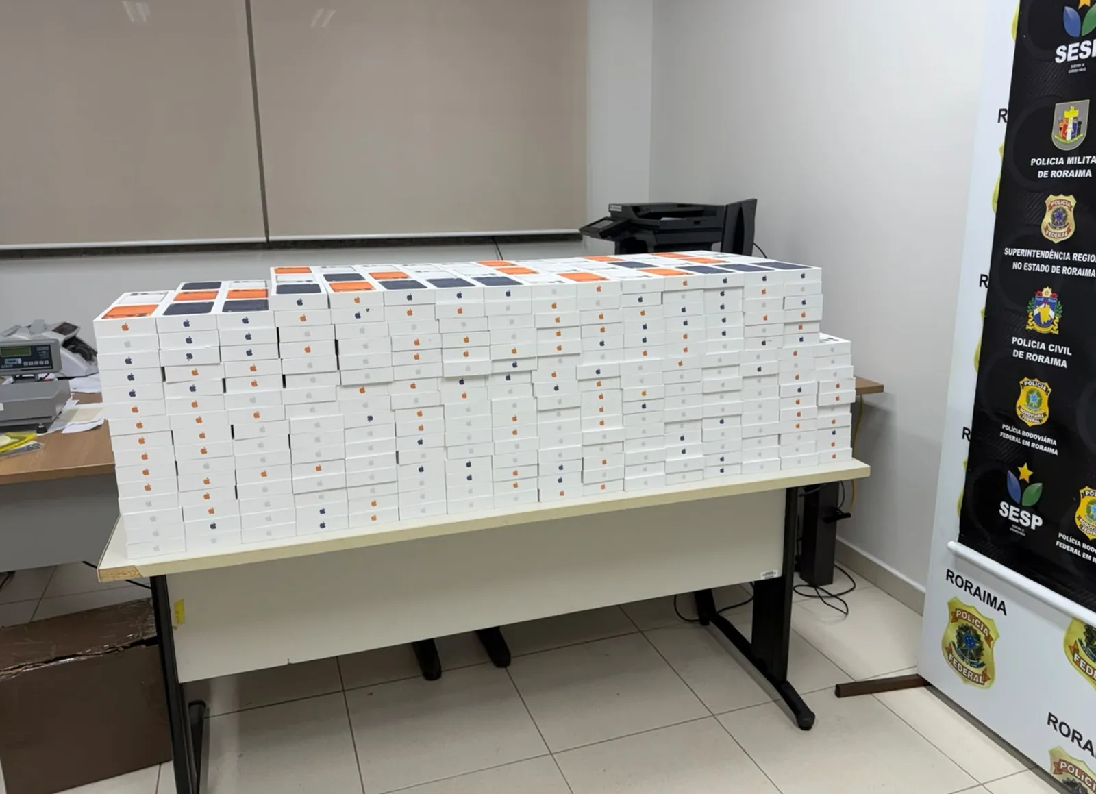 PRF prende mulher com 1.283 iPhones sem nota fiscal em Boa Vista