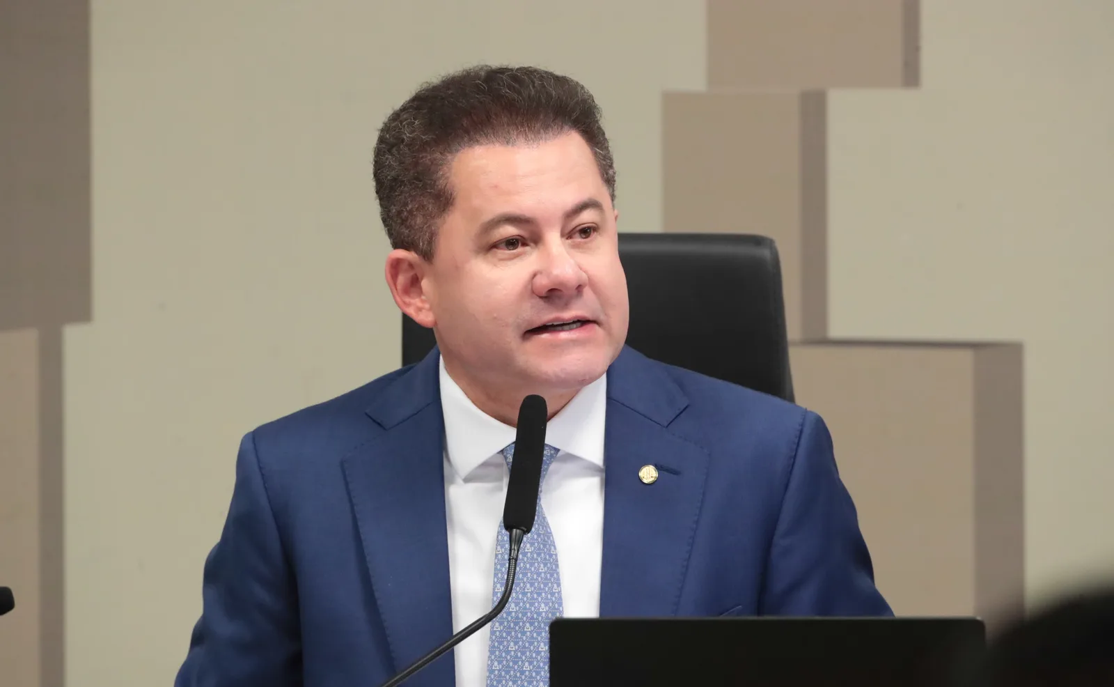 Dino autoriza buscas contra deputado por suspeita de venda de influência em tribunais