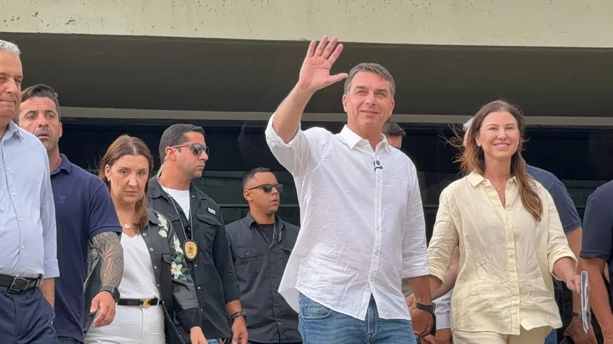 Flávio Bolsonaro poderá visitar o pai nesta terça-feira em Brasília