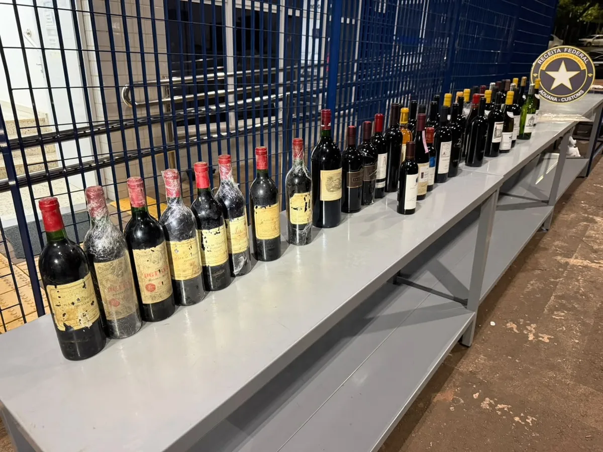Carga de vinhos sem comprovação de entrada no país é levada à alfândega no Paraná