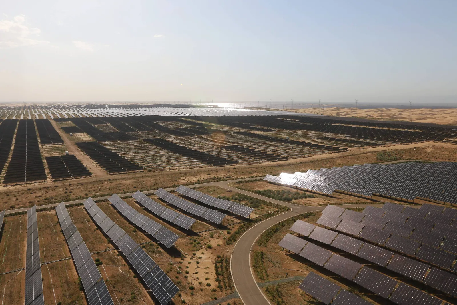 Tecnologias limpas chinesas evitaram 374 milhões de toneladas de CO₂ em 2025