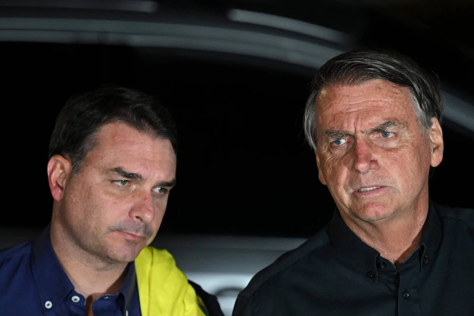 Moraes libera visitas de Flávio Bolsonaro ao pai, mas mantém restrições políticas