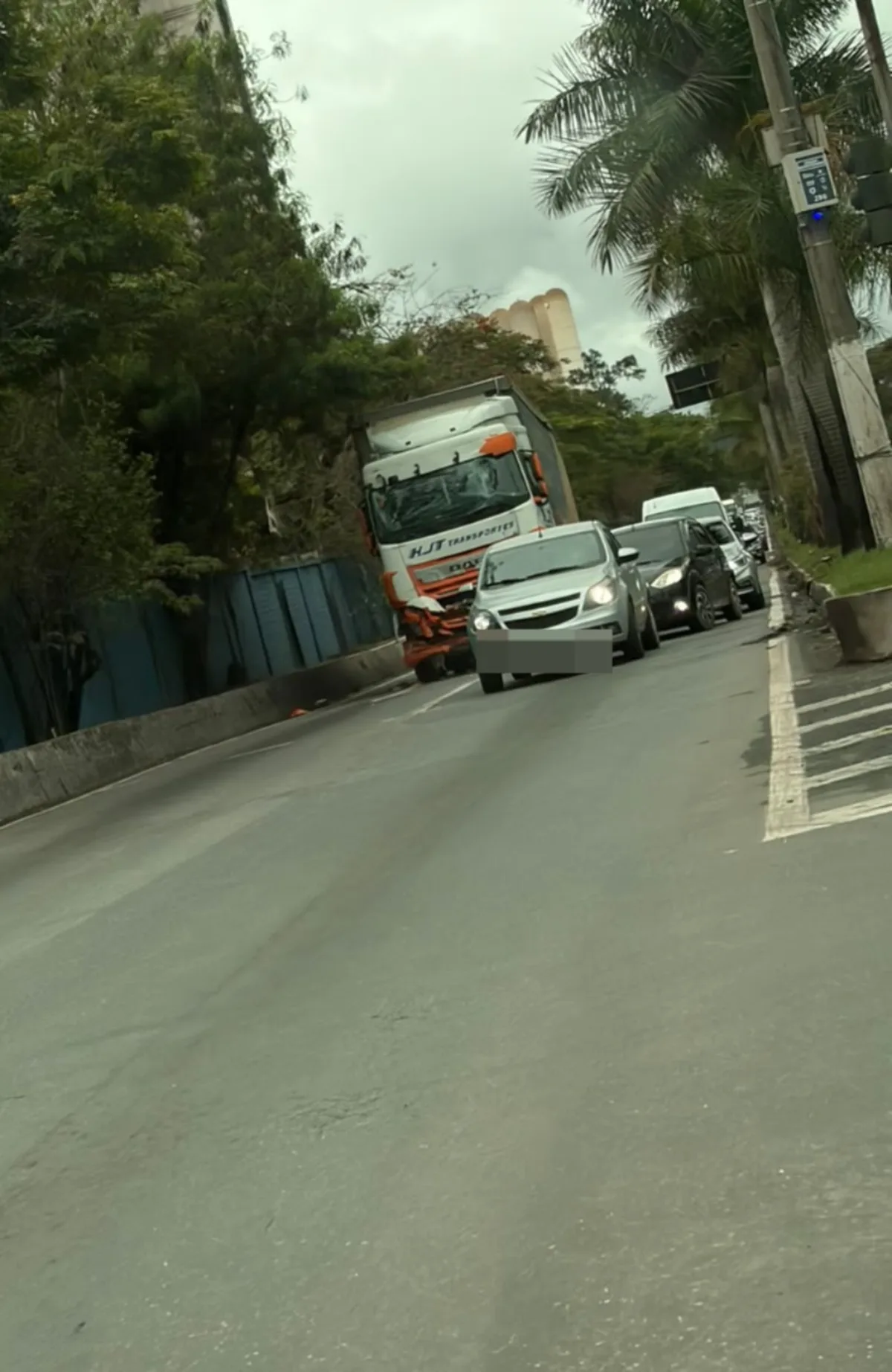 Carreta perde o freio e bate em outro veículo na BR-393, em Volta Redonda