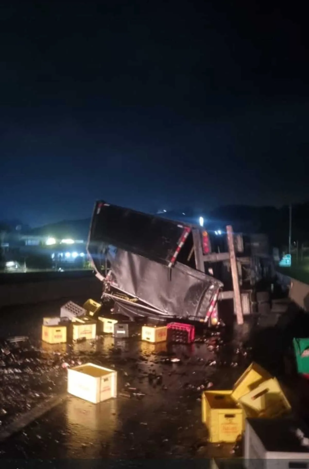 Caminhão com cerveja tomba e bloqueia faixa da Via Dutra em Barra Mansa