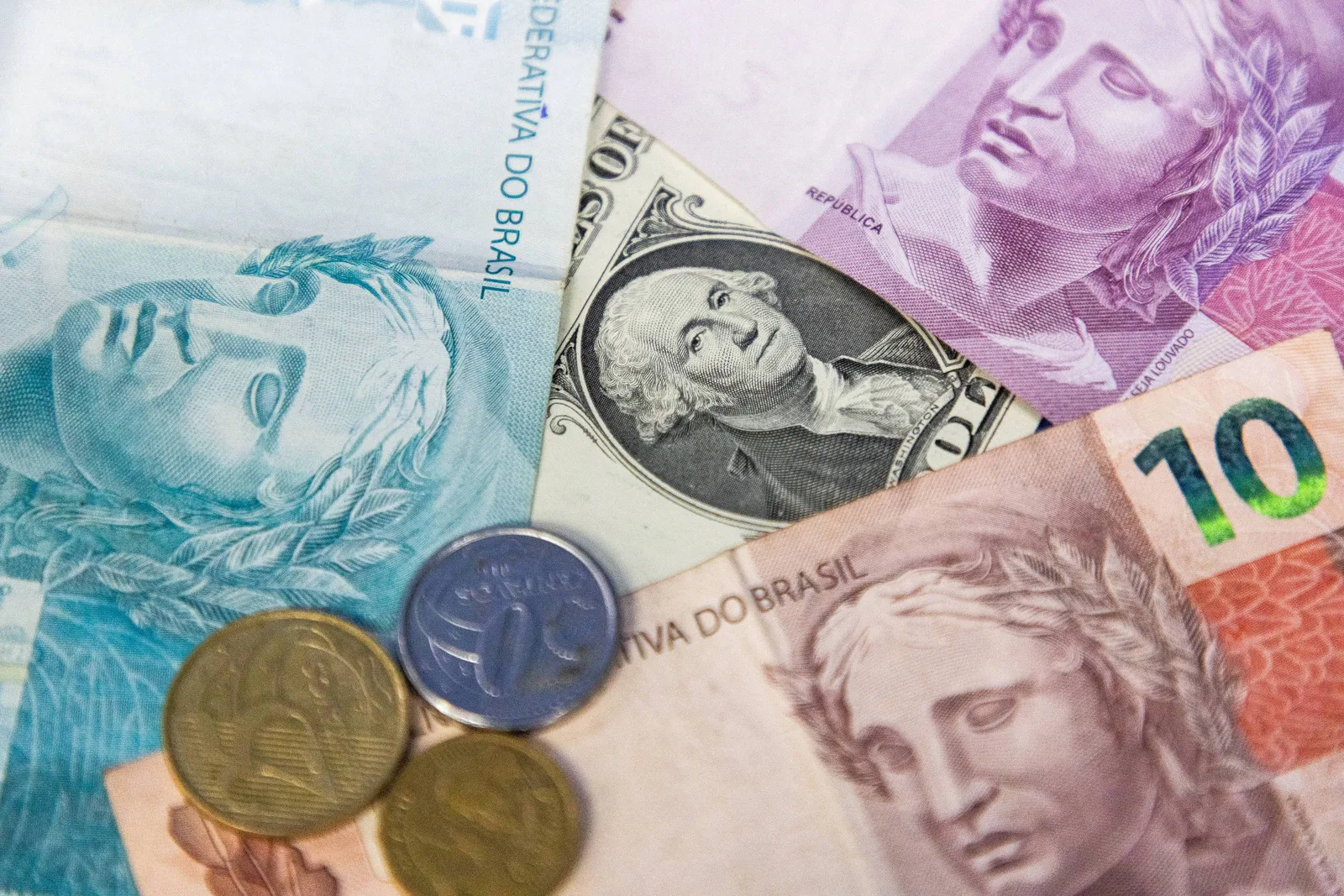 Dólar cai após deflação de 0,32% no IPCA de agosto