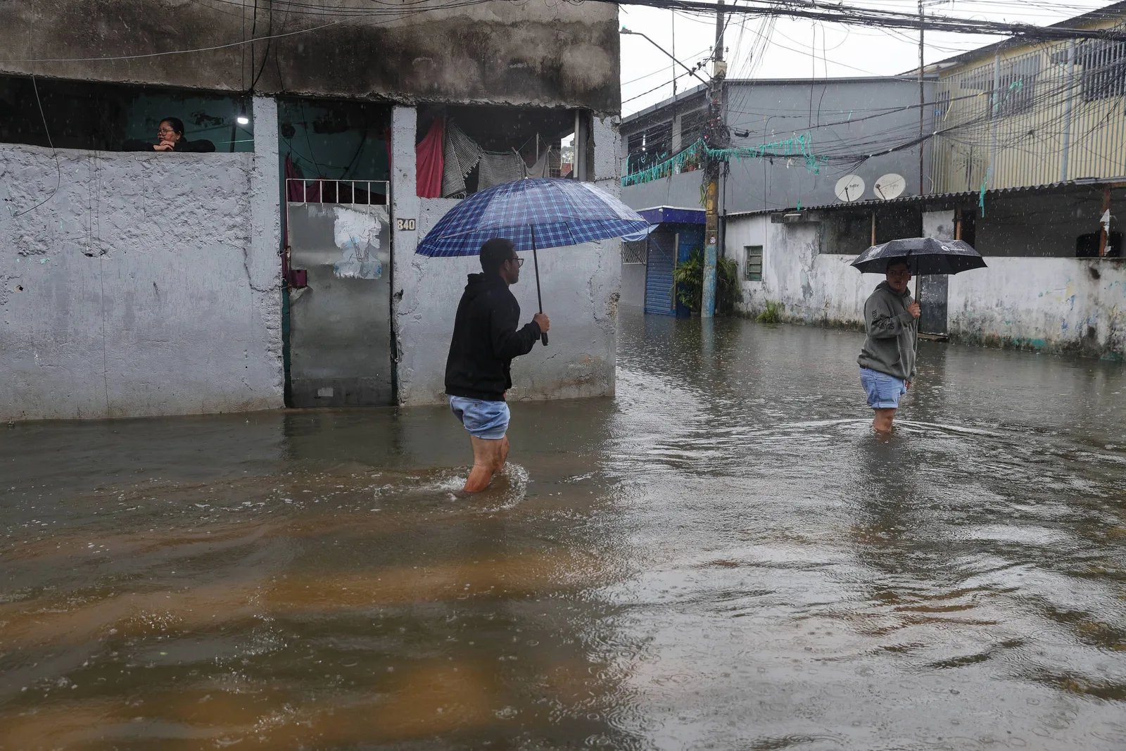 Frente fria se afasta, mas São Paulo ainda tem risco de alagamentos