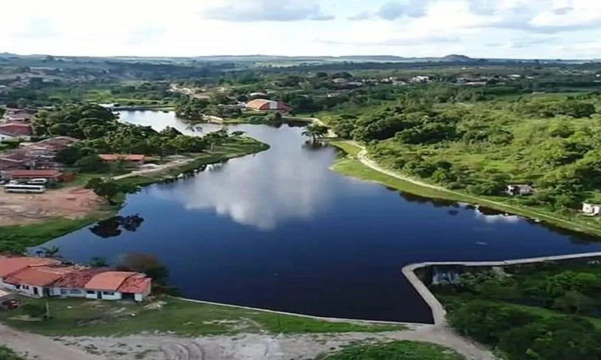 Homem é levado à delegacia após discussão em fila de votação na Bahia