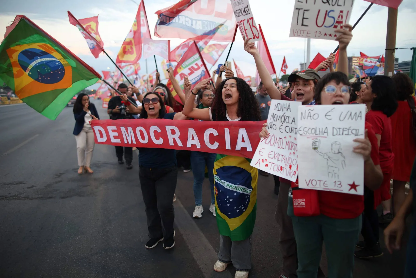 Atos pró-Lula ocorrem em capitais após resultado do primeiro turno