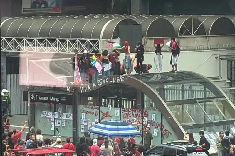 Estação Trianon-Masp aparece pichada após ato pró-Lula na Paulista