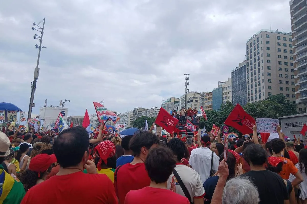 Ato pró-Lula reúne estudantes e sindicalistas em Copacabana