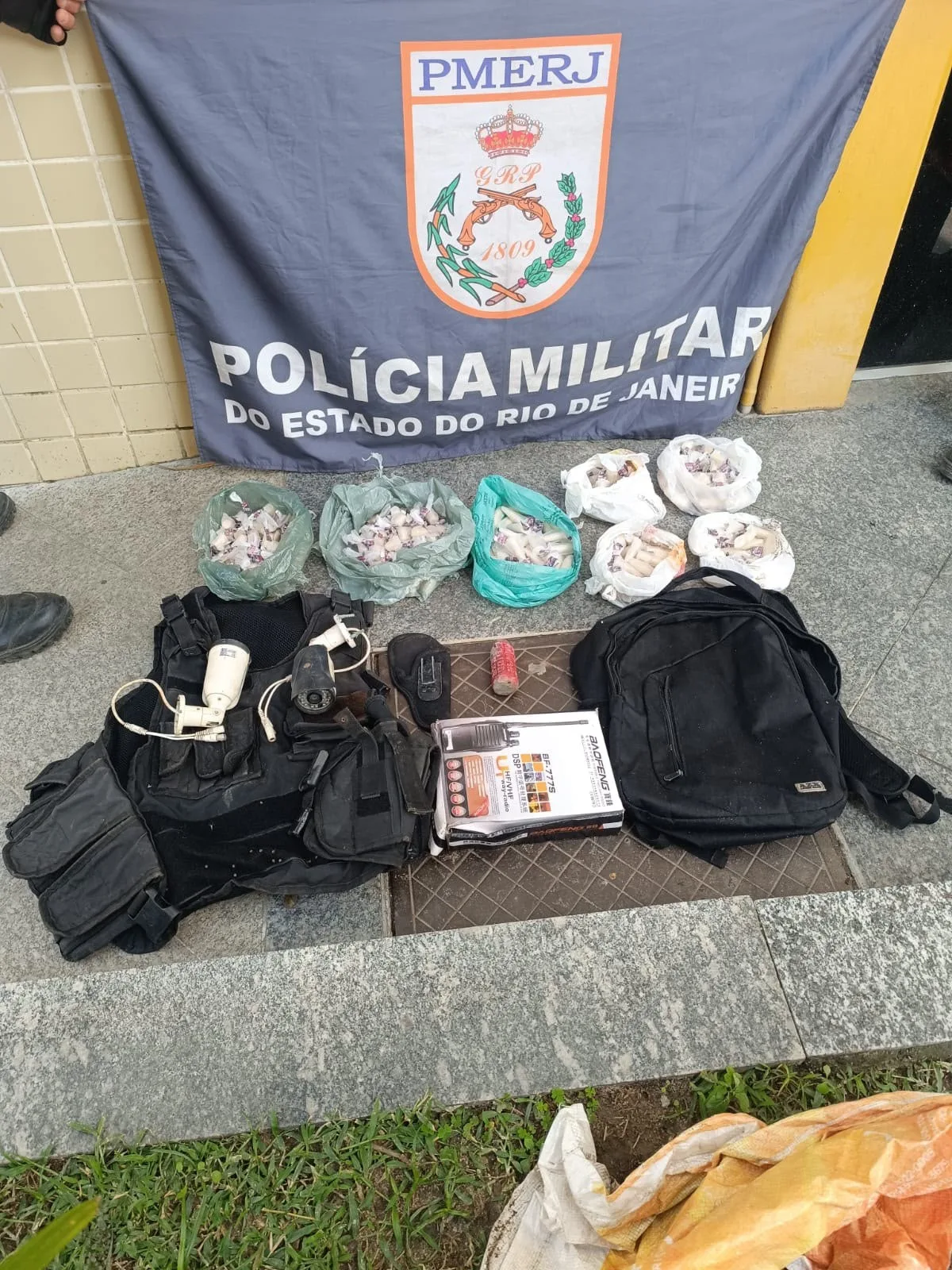 Polícia Militar encontra drogas e explosivo em casa abandonada em Araruama
