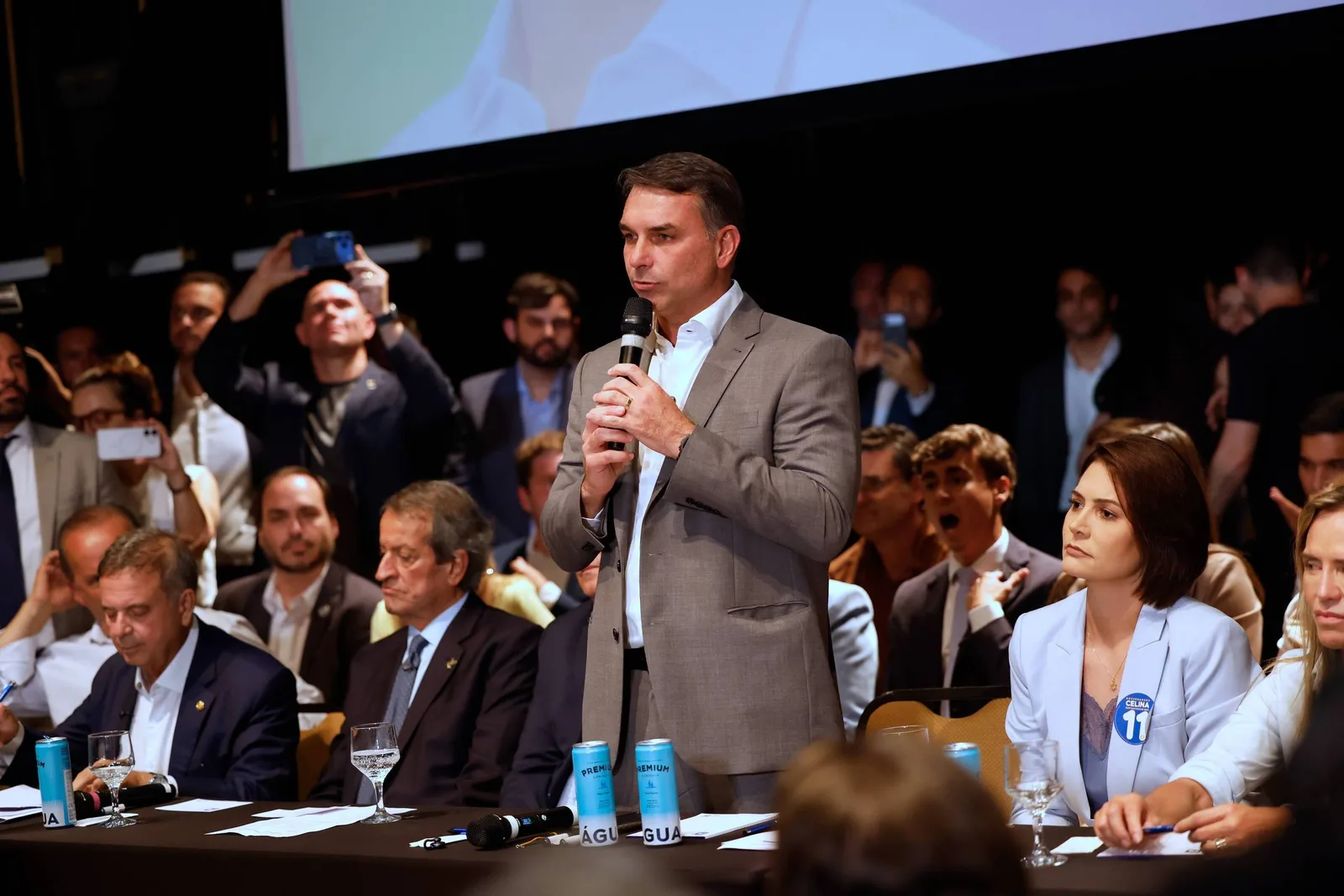 Campanha de Flávio reage a avanço de mobilização digital pró-Lula