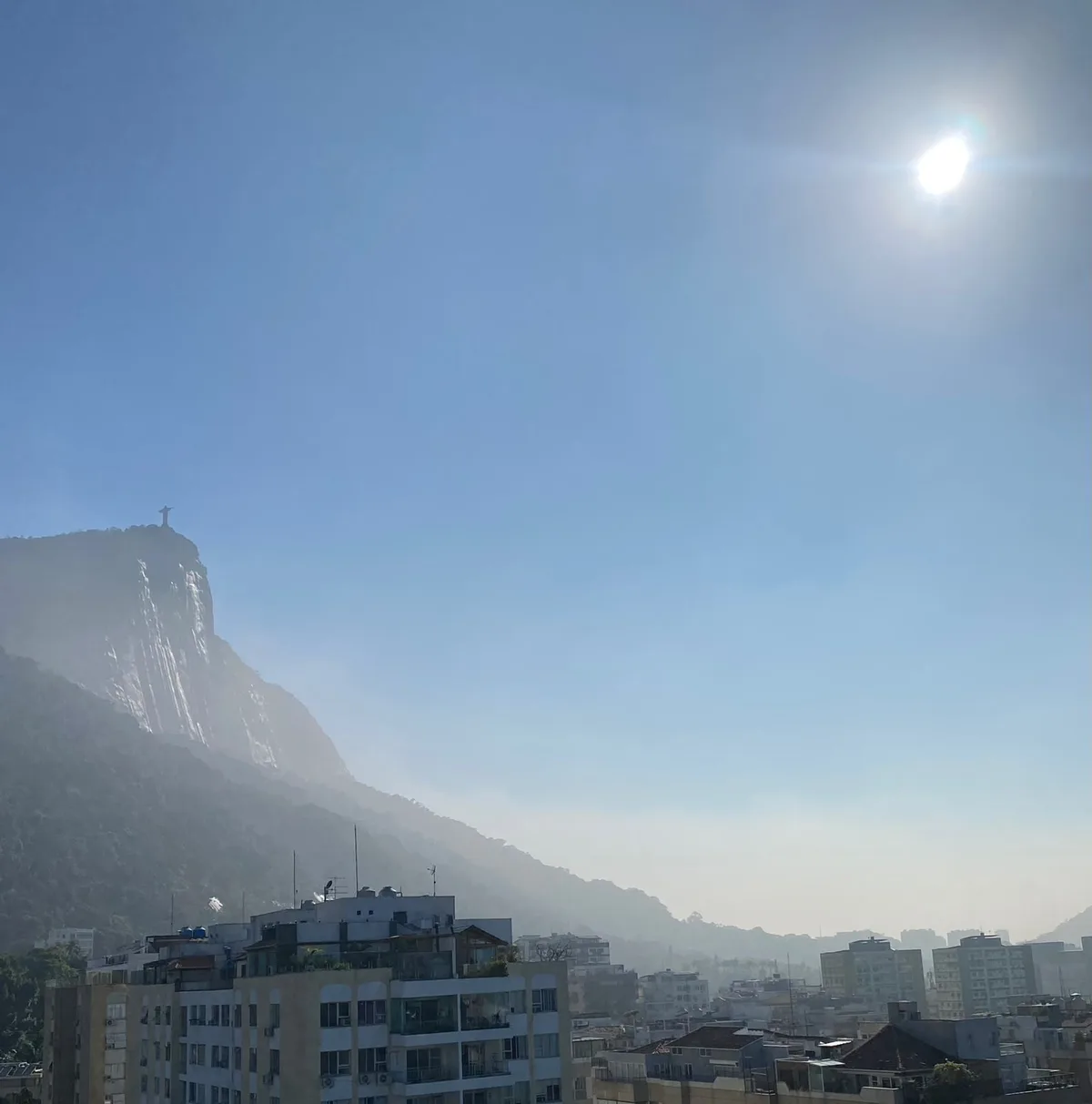 Rio tem nevoeiro pela manhã e previsão de sol forte no sábado