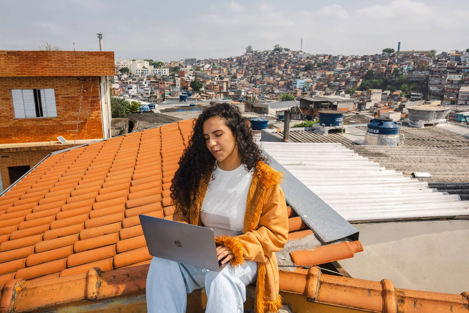 Jovens avançam em renda e escolaridade, mas seguem com desemprego maior