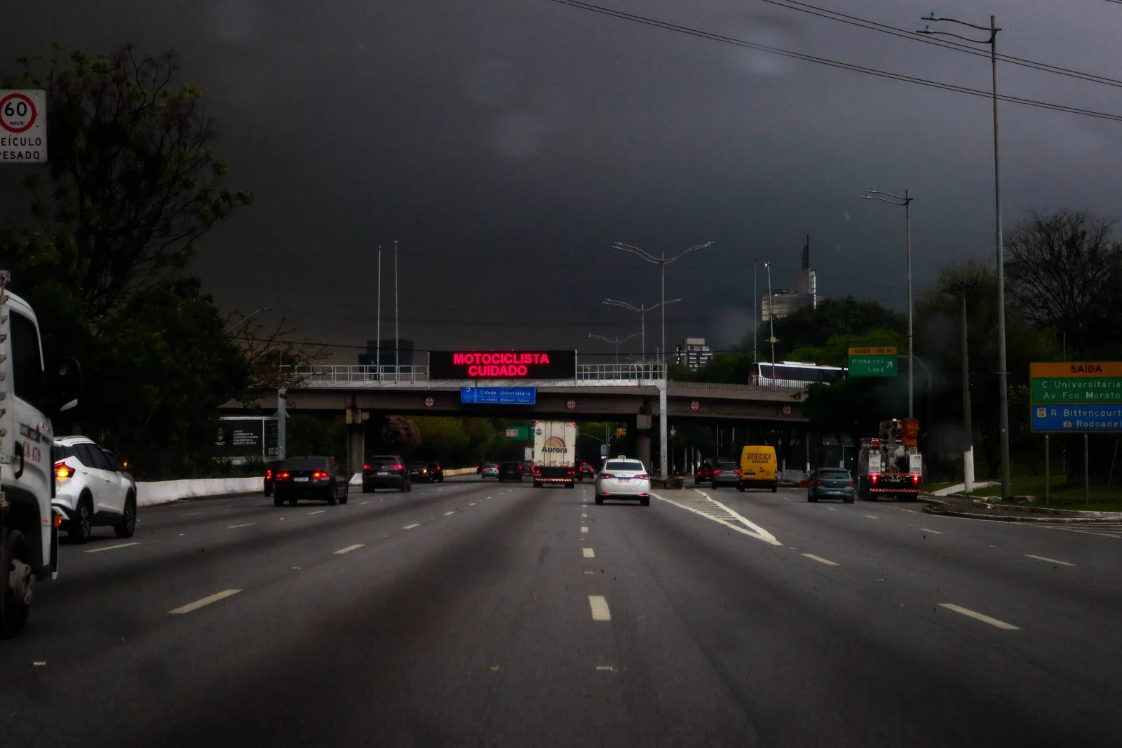 Chuva reduz velocidade nas estradas de São Paulo no início do feriado