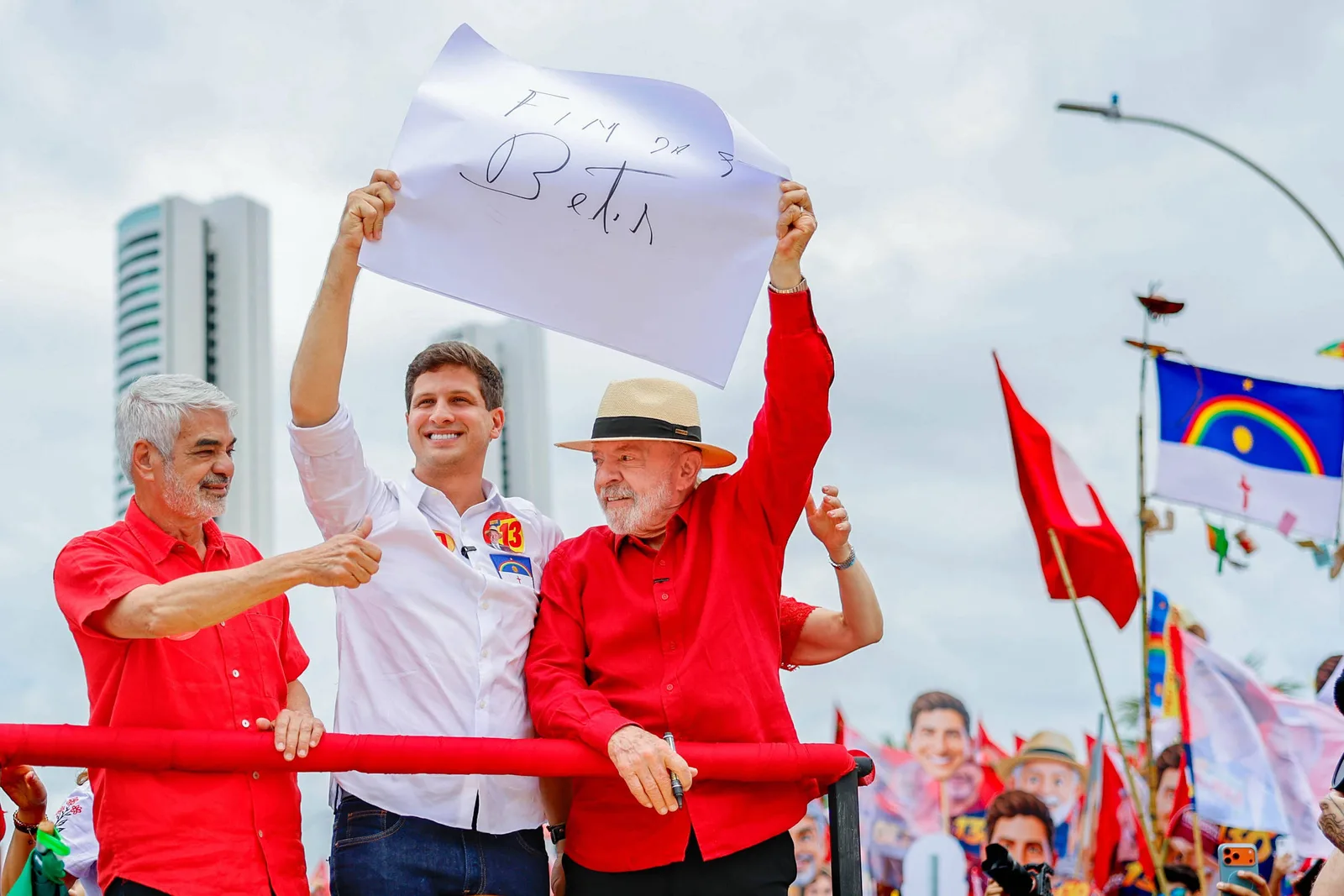 Lula anuncia combate às bets e ataca família Bolsonaro em ato no Recife