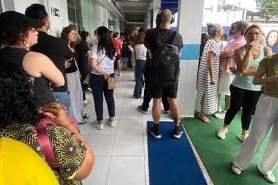 Problemas em urnas provocam filas em locais de votação de três cidades