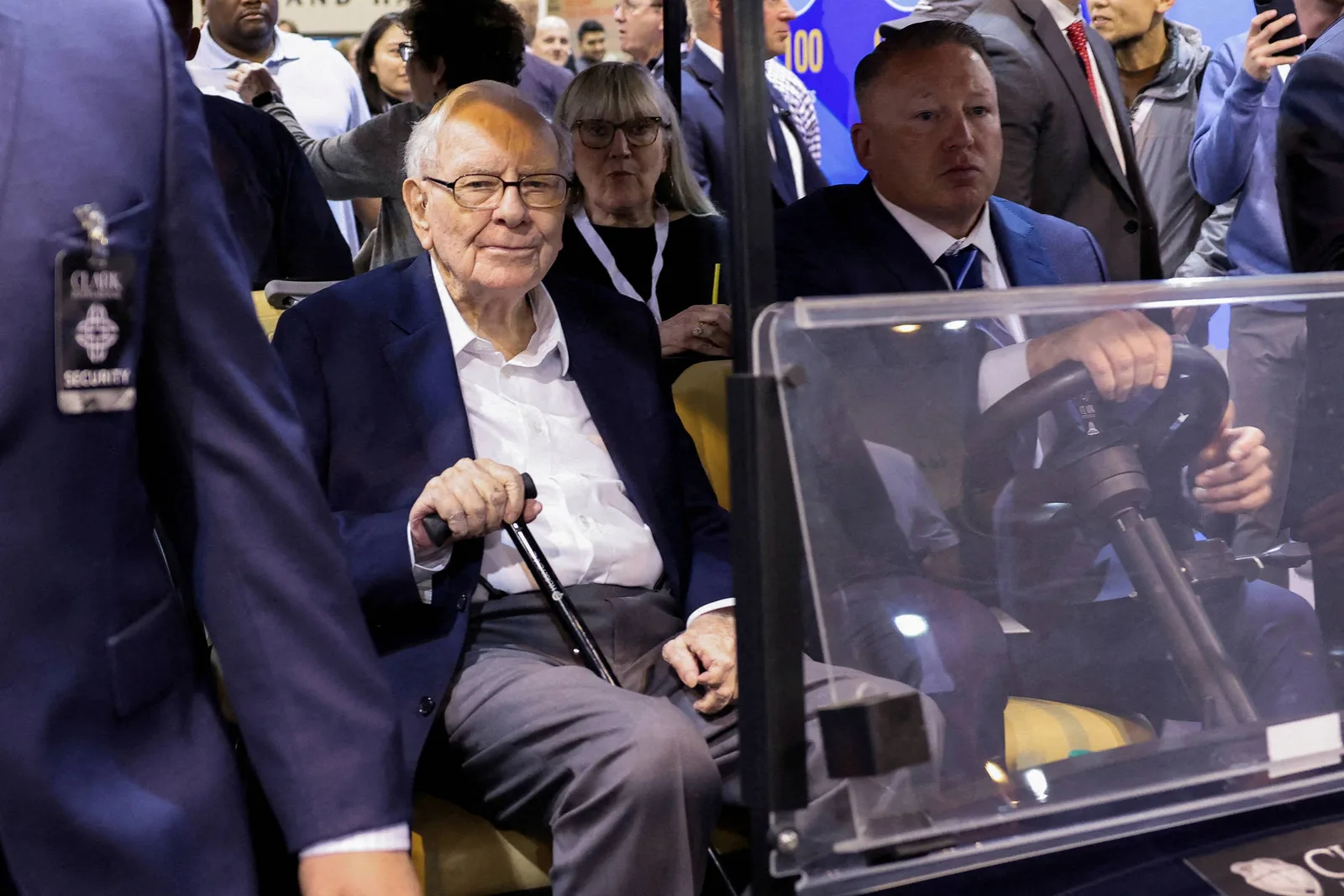 Ações da Berkshire recuam após Buffett deixar conselho da empresa
