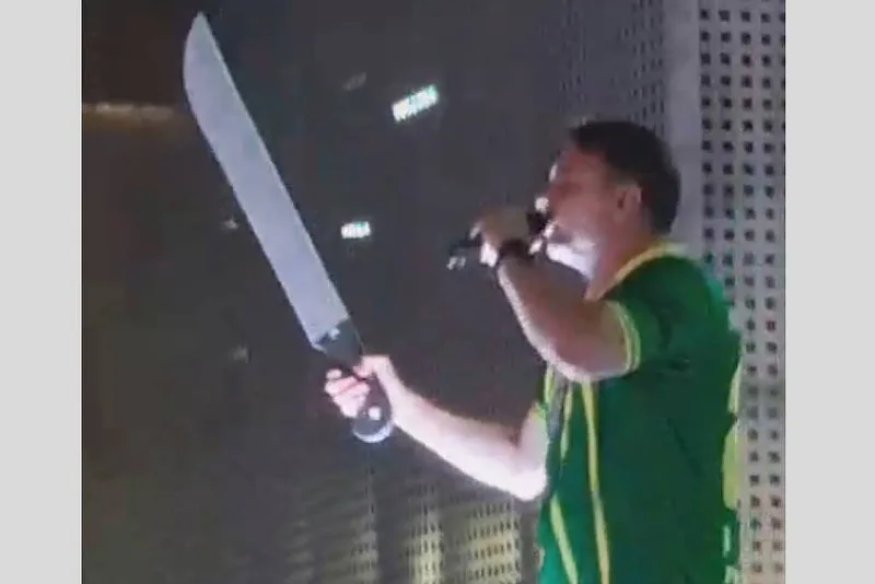 Flávio Bolsonaro defende castração química e redução da maioridade penal em comício