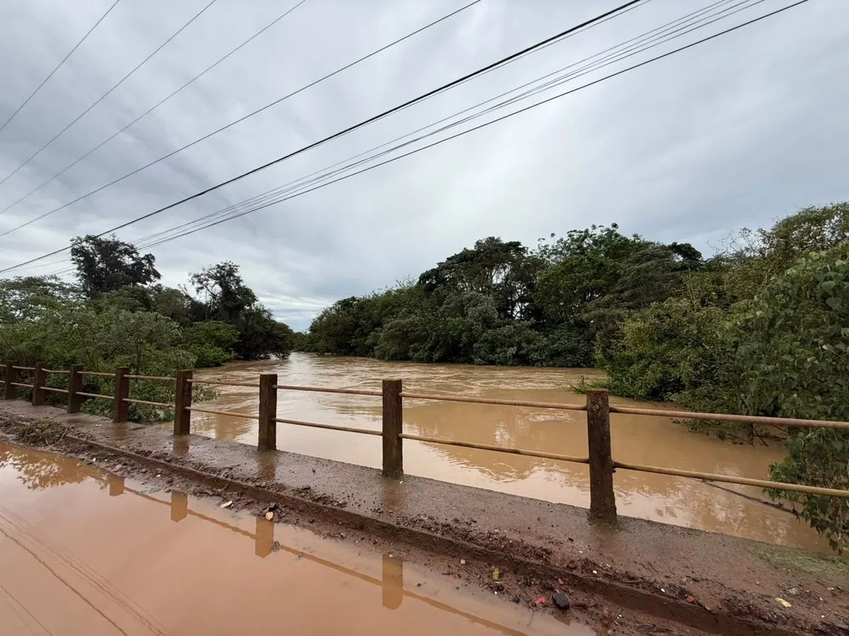 Cheia do Rio Capivari deixa 15 famílias desabrigadas e amplia alagamentos