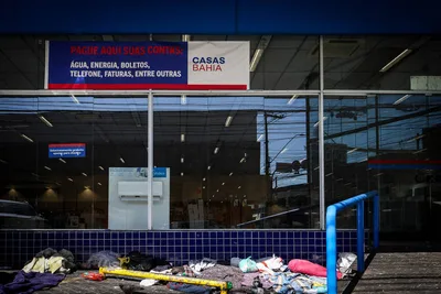 Ex-funcionários da Casas Bahia relatam atraso em FGTS e verbas rescisórias