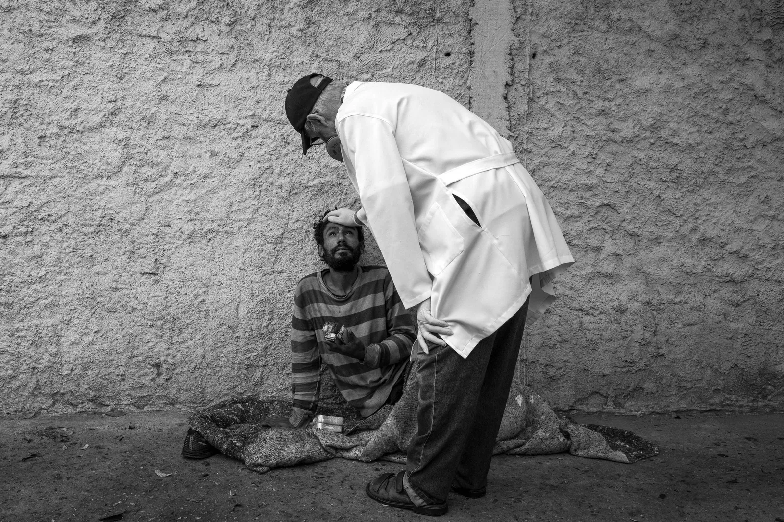 Mostra em São Paulo reúne fotos do trabalho do padre Júlio Lancellotti