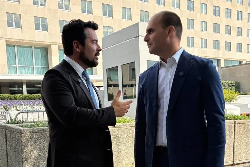 Eduardo Bolsonaro diz ser dissidente e defende exigência apresentada pelos EUA