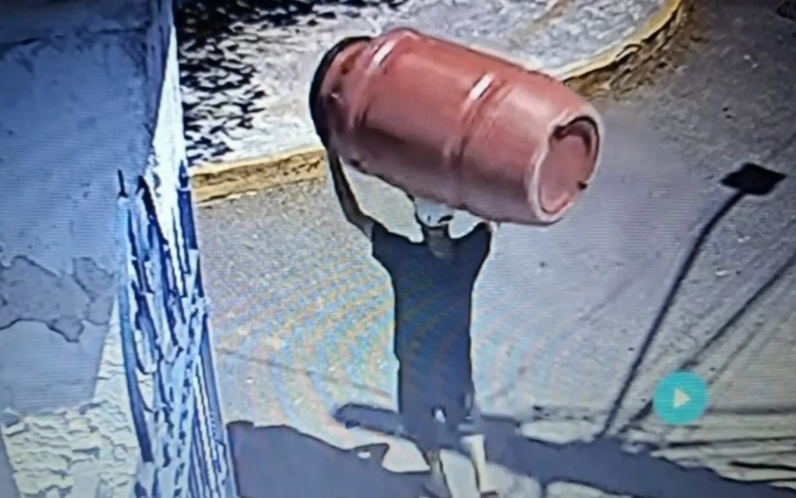 Homem é preso em Varginha após retirar bombona de cemitério