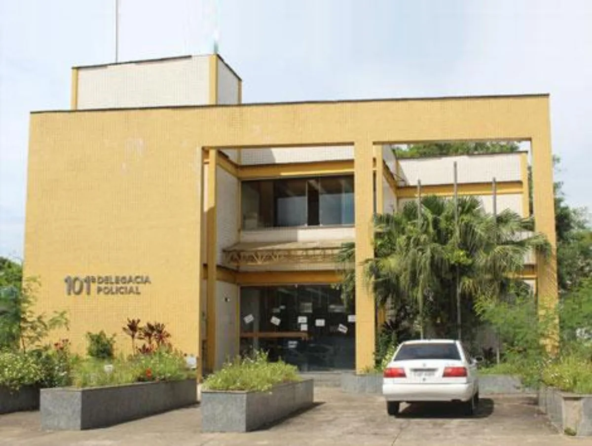 Mulher é levada a hospital após agredir familiares e danificar objetos