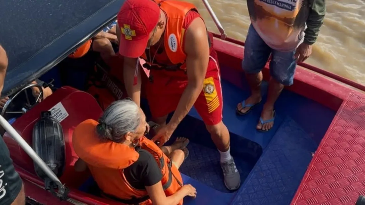 Embarcação adaptada leva eleitora de 88 anos a local de votação no Bailique