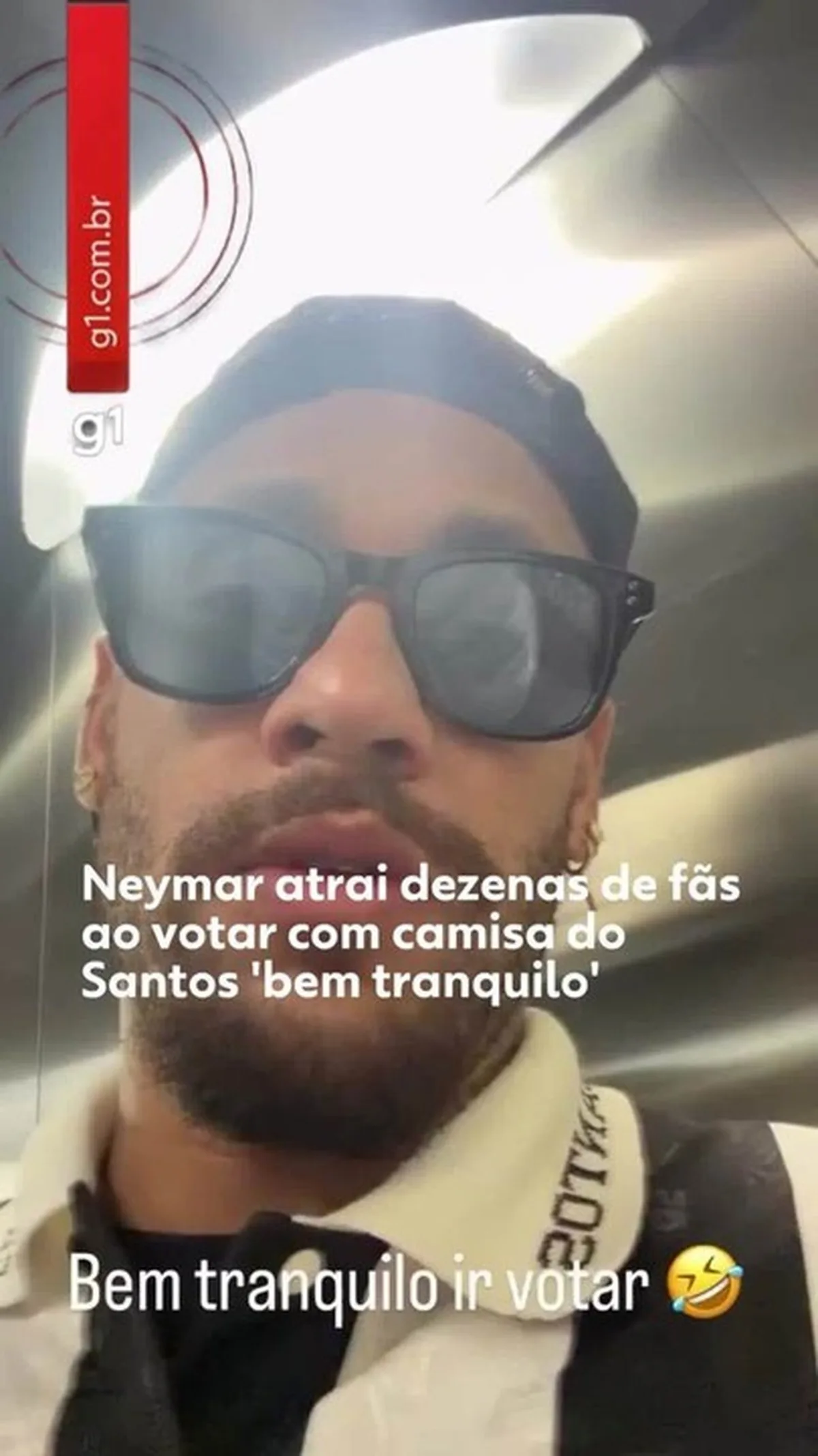 Neymar vota em Santos e reúne fãs em seção eleitoral