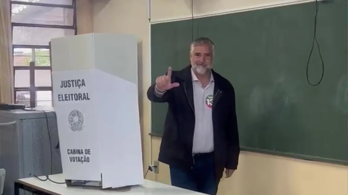 Paulo Pimenta vota em Santa Maria na disputa pelo Senado