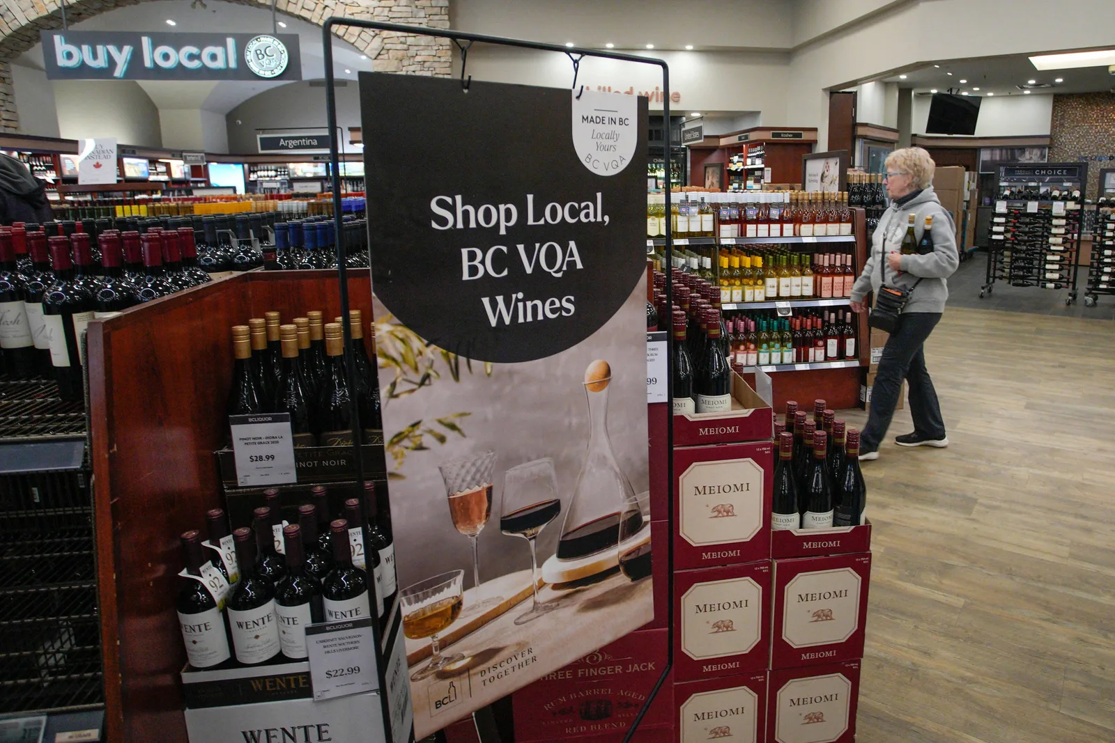 EUA barram bebidas alcoólicas e laticínios do Canadá em nova etapa da disputa comercial