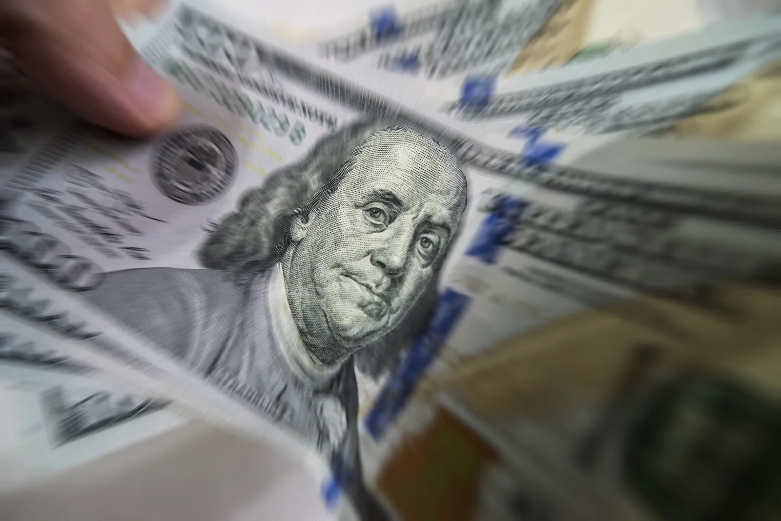 Dólar sobe antes de decisões de juros e julgamento no STF