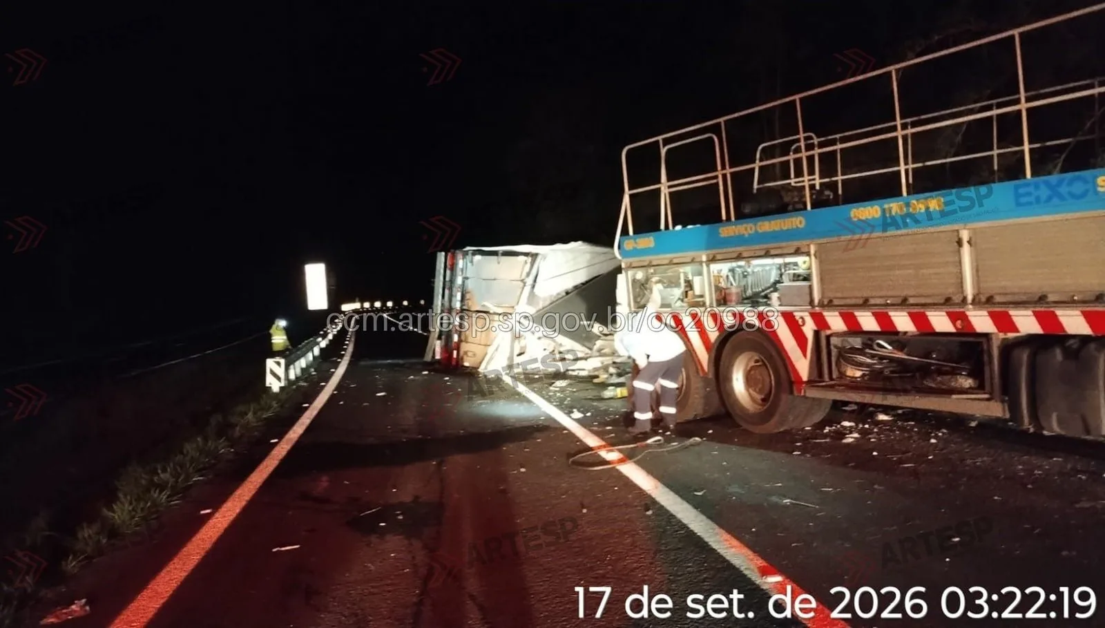 Colisão entre ônibus e carreta deixa um ferido grave e bloqueia trecho de rodovia