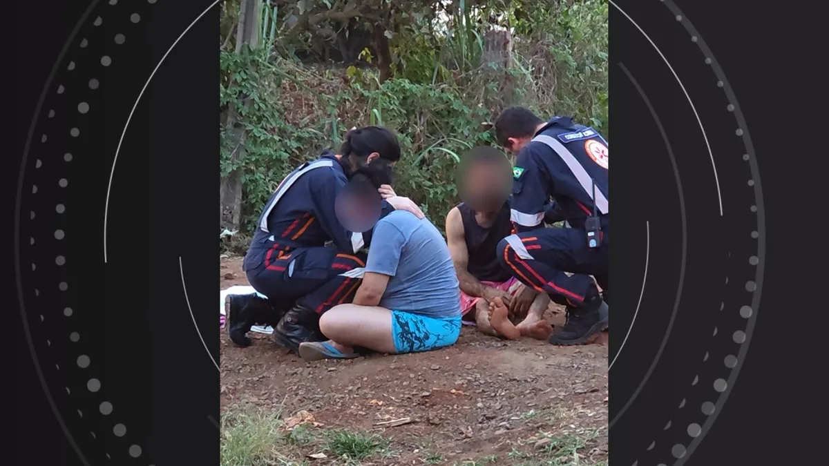 Socorristas acolhem pais após morte de menina em acidente no Paraná