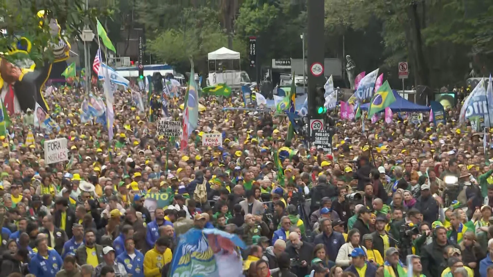 Ato de Flávio Bolsonaro na Paulista reúne aliados e críticas a Moraes