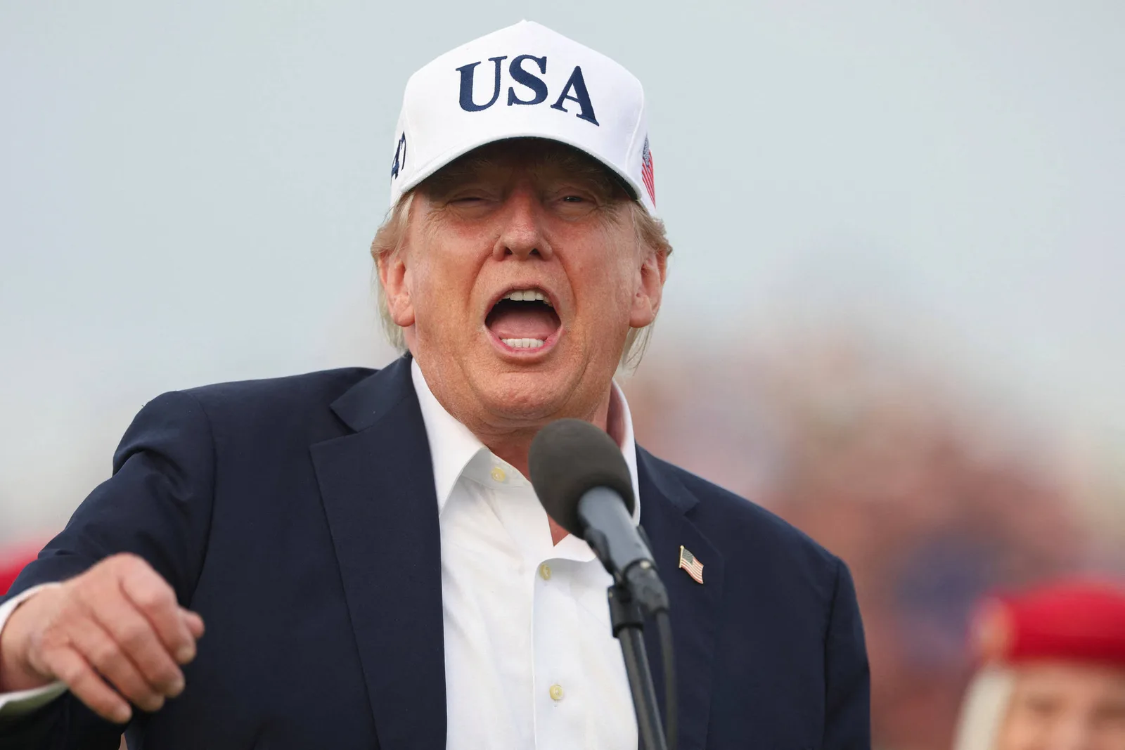 Trump promete zerar tarifa de 10% sobre uísque irlandês