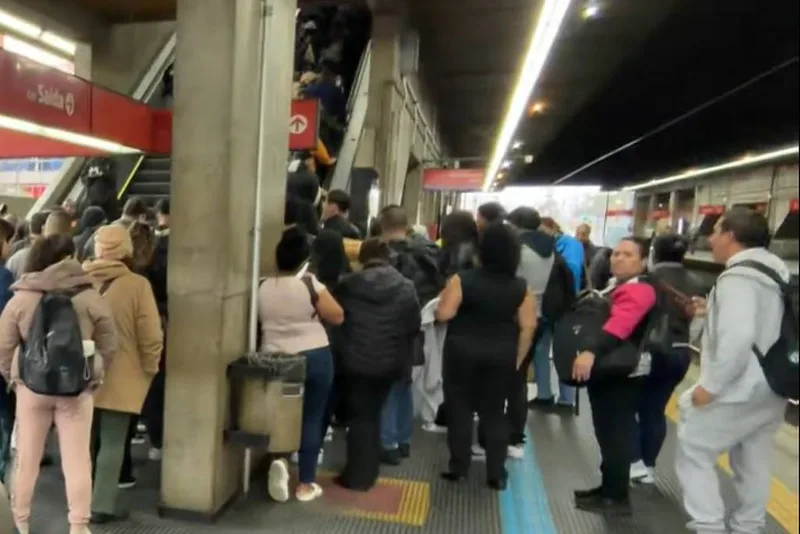 Falha em trem reduz velocidade na linha 12-Safira da CPTM