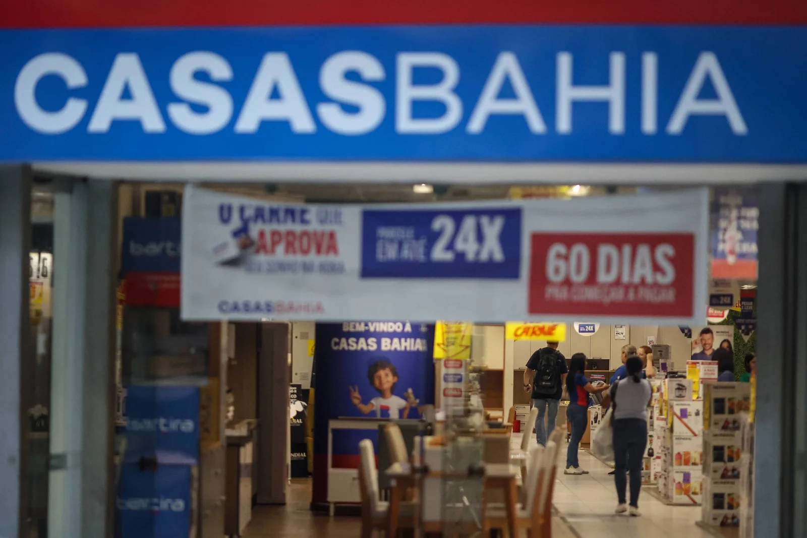Casas Bahia enfrenta denúncias de ex-empregados e disputa sobre reintegração