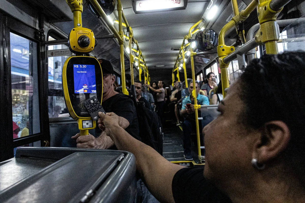 Cartões por aproximação avançam nos ônibus de São Paulo, mas uso ainda é restrito