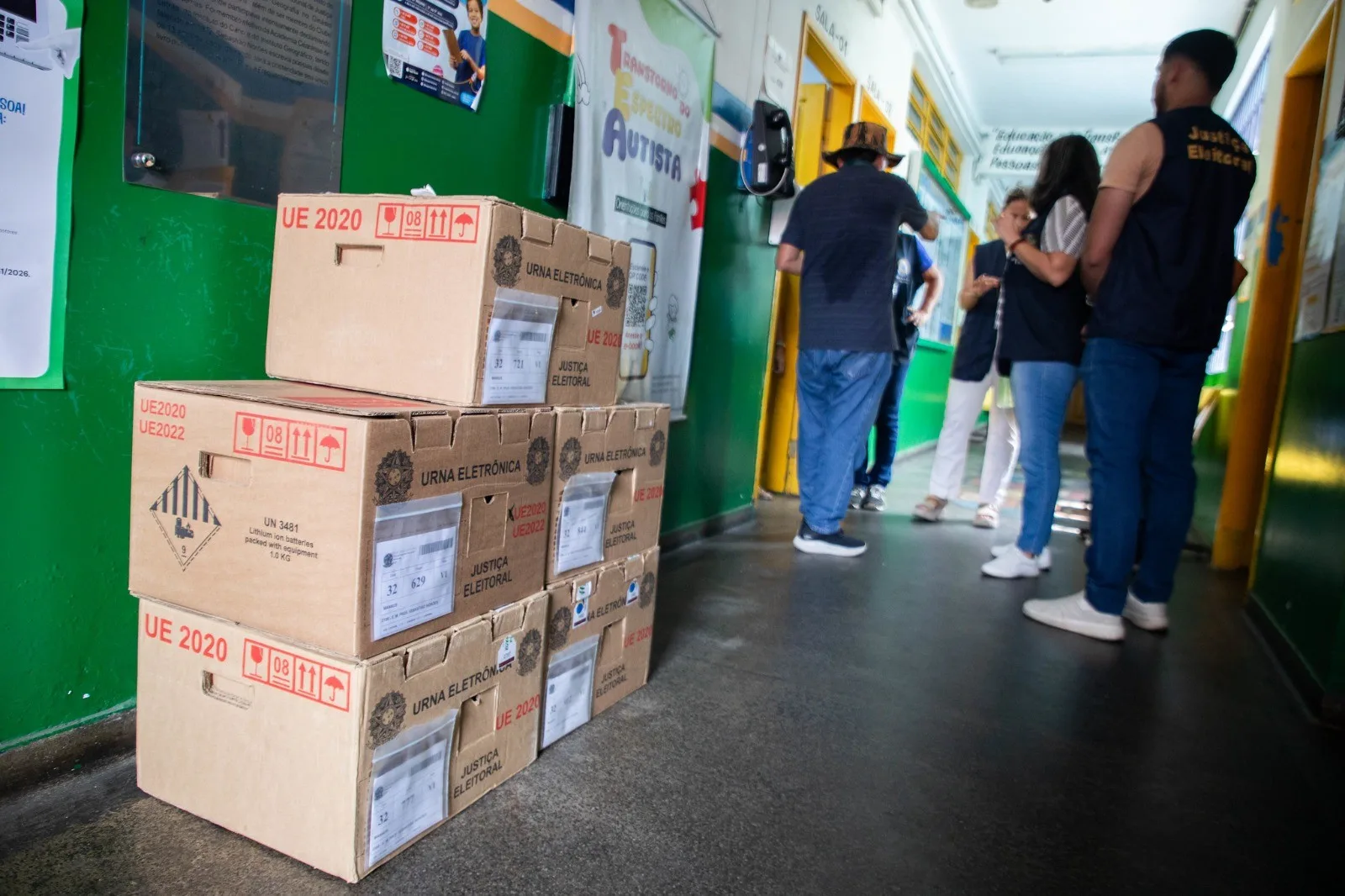 TRE-AM distribui urnas para votação em Manaus neste domingo
