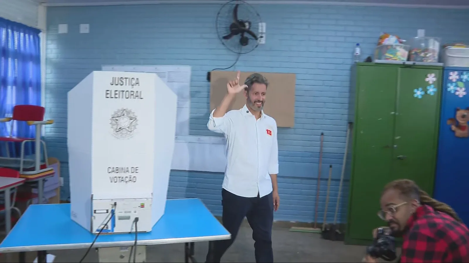 Leandro Grass vota no Guará e acompanha vice e esposa em Brasília