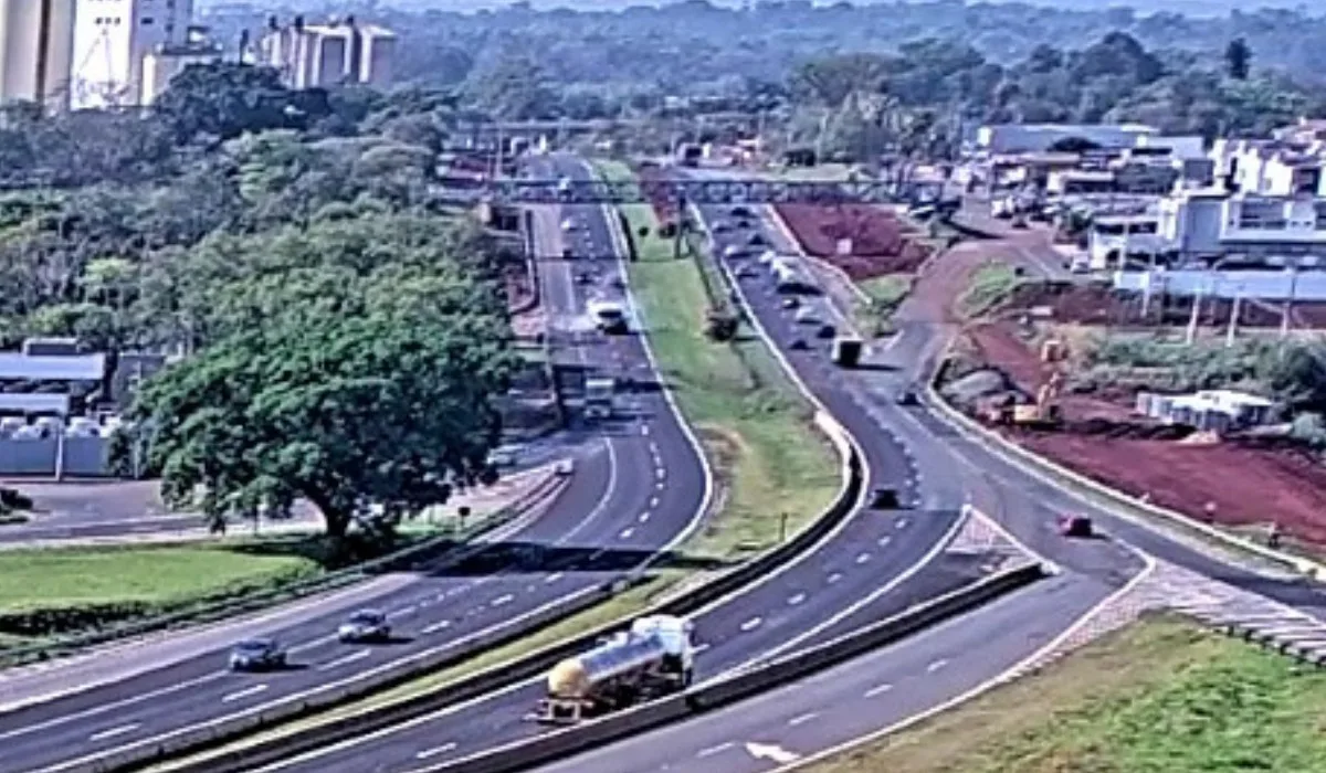 Motorista morre após carro atravessar canteiro e bater em carreta em Paulínia