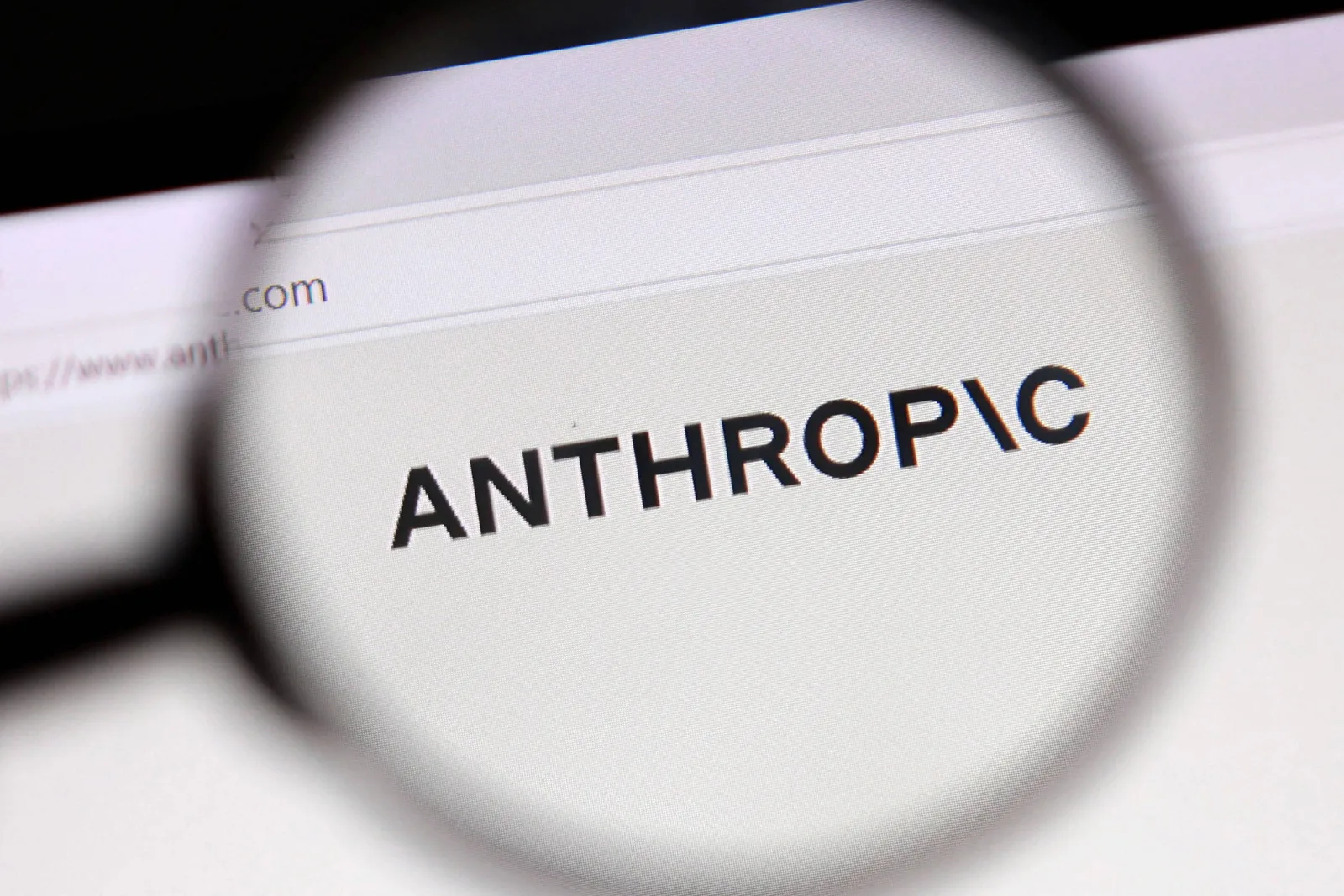 Anthropic identifica uso de Claude em espionagem, vigilância e projetos militares