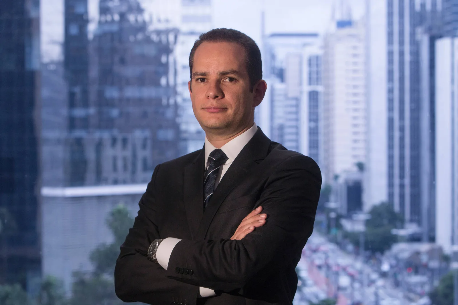 Bradesco reduz projeção de crescimento e prevê Selic em 13,25% em 2026